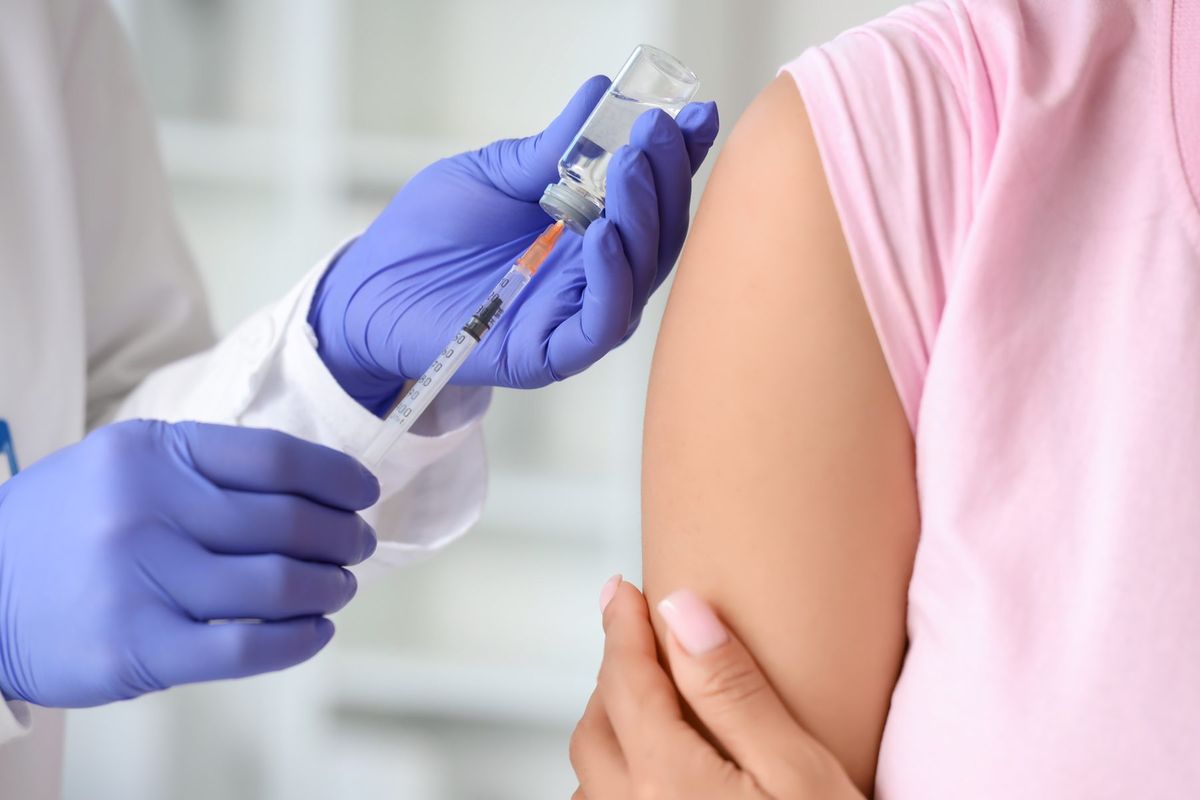 Clinician preparing a vaccination for an adult patient